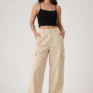 Gap siize 6 petite baggy cargo cream colored womans